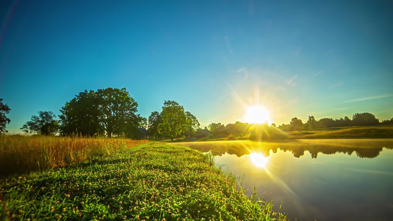 주민 집과 초원이 근처에 있는 아름다운 호수의 시간 경과