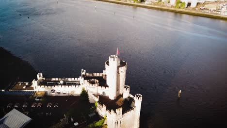 Black-Rock-Castle-Drohnenaufnahmen-Aus-Der-Luft-Von-Oben-Nach-Unten-Geschossen