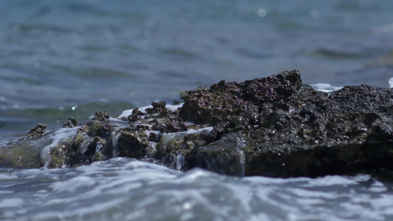 Onde che si infrangono sulla roccia della costa di Postira, Isola di Brač, Croazia.
