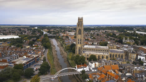 Die-Landschaftliche-Schönheit-Von-Boston,-Lincolnshire,-In-Faszinierenden-Drohnenaufnahmen-Aus-Der-Luft:-Hafen,-Schiffe,-Kirche-Saint-Botolph,-Brücke-Saint-Botolph