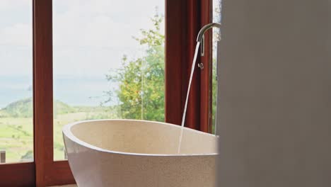 Luxuriöse-Freistehende-Steinbadewanne-Im-Hotelzimmer-Mit-Meerblick