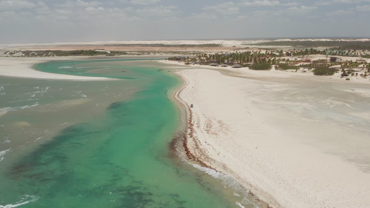 청록색 물이 있는 아름다운 해변의 공중 전망