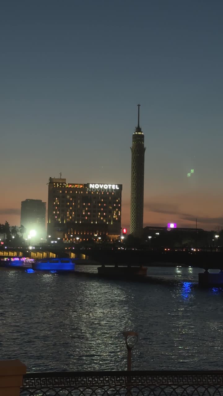 una vista de una torre del cairo con vistas al nilo, toma de cerca, toma amplia