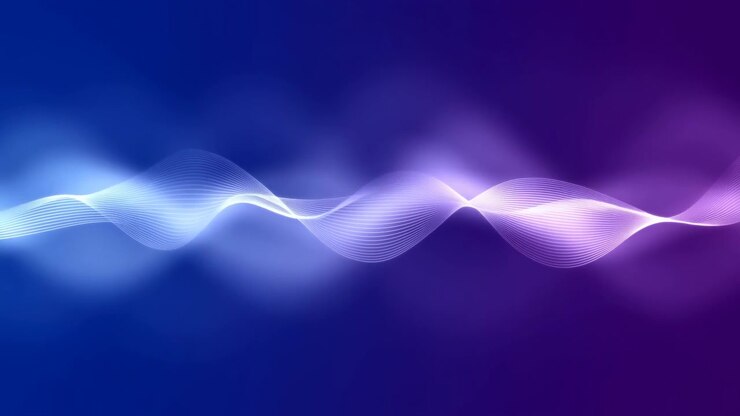 Nastri di luce che scorrono orizzontalmente attraversano un campo sfumato di blu intenso, viola e magenta con bagliore soffuso, sfocatura delicata e ampio spazio centrale per il testo, formando uno sfondo digitale moderno ed elegante