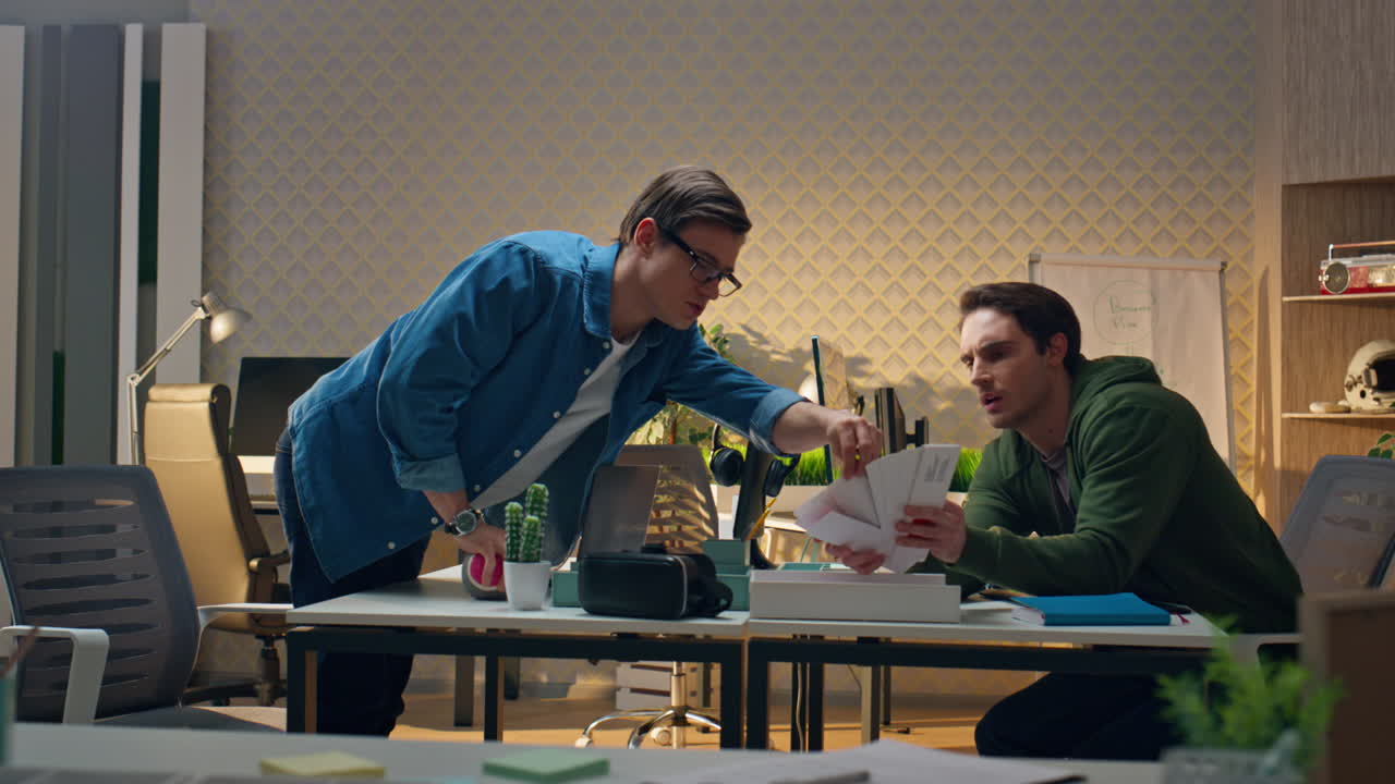 직장에서 함께 조언하는 진지한 파트너, 원격으로 일하는 프리랜서