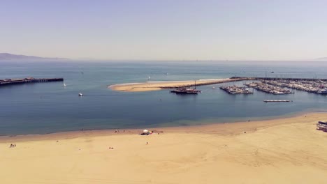 Una-Playa-De-Santa-Barbara-En-Un-Día-De-Primavera