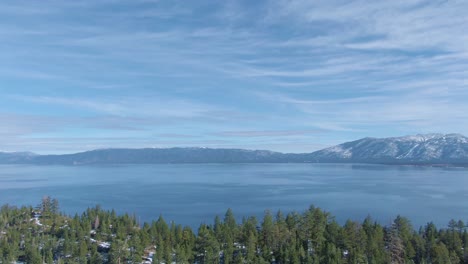 vuelo sobre el sur del lago tahoe nieve soleada