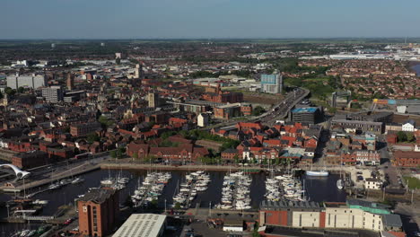 Langsam-Rotierende-Luftaufnahme-Des-Yachthafens-Von-Hull-Und-Der-Flussmündung-Des-Humber