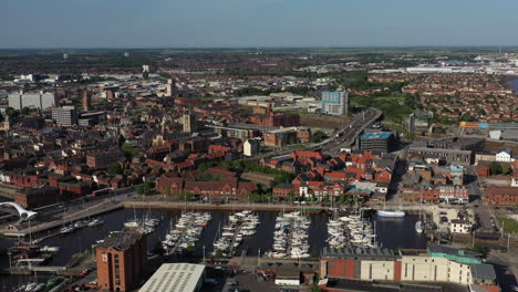 revelación aérea giratoria lenta del puerto deportivo del casco y el estuario del humber