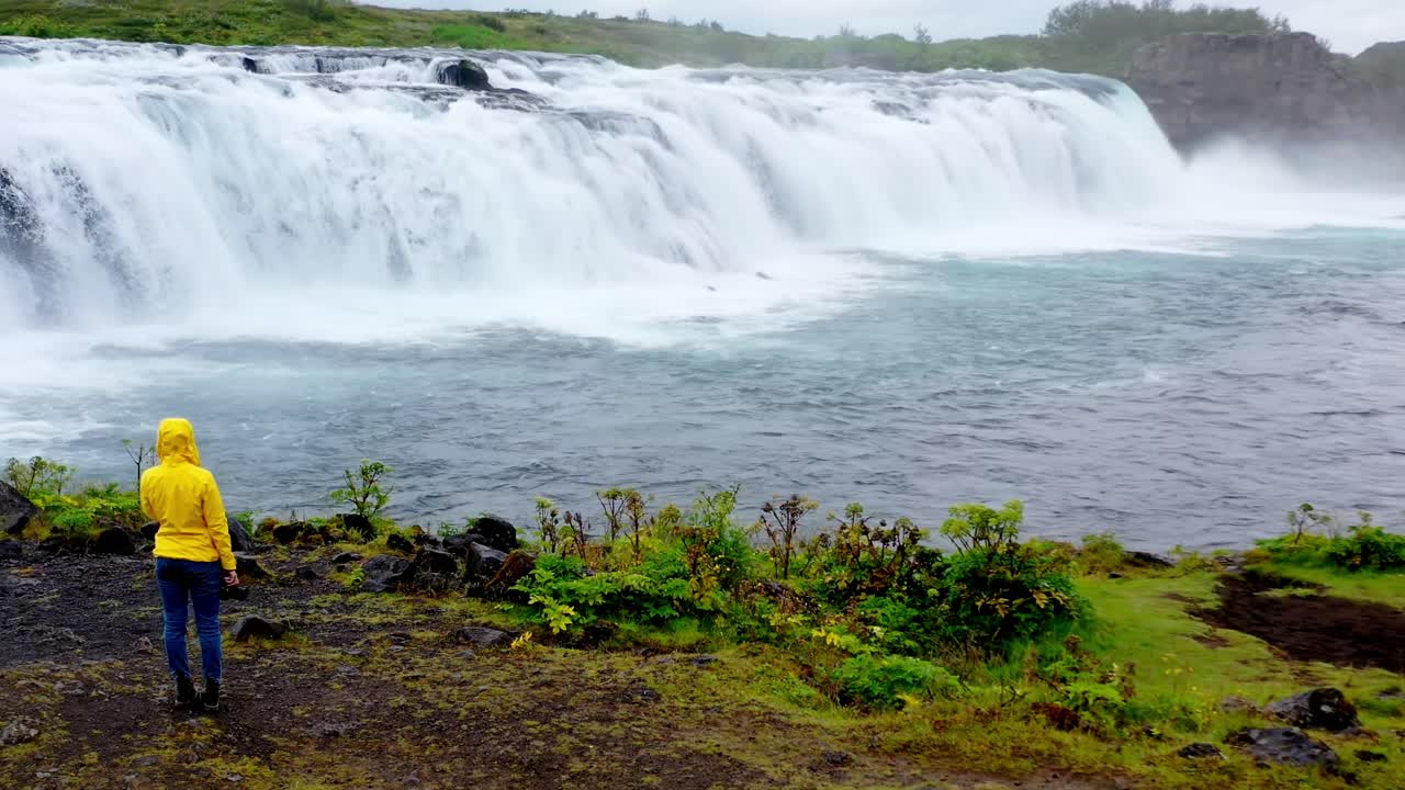 una cascada cinematográfica en islandia