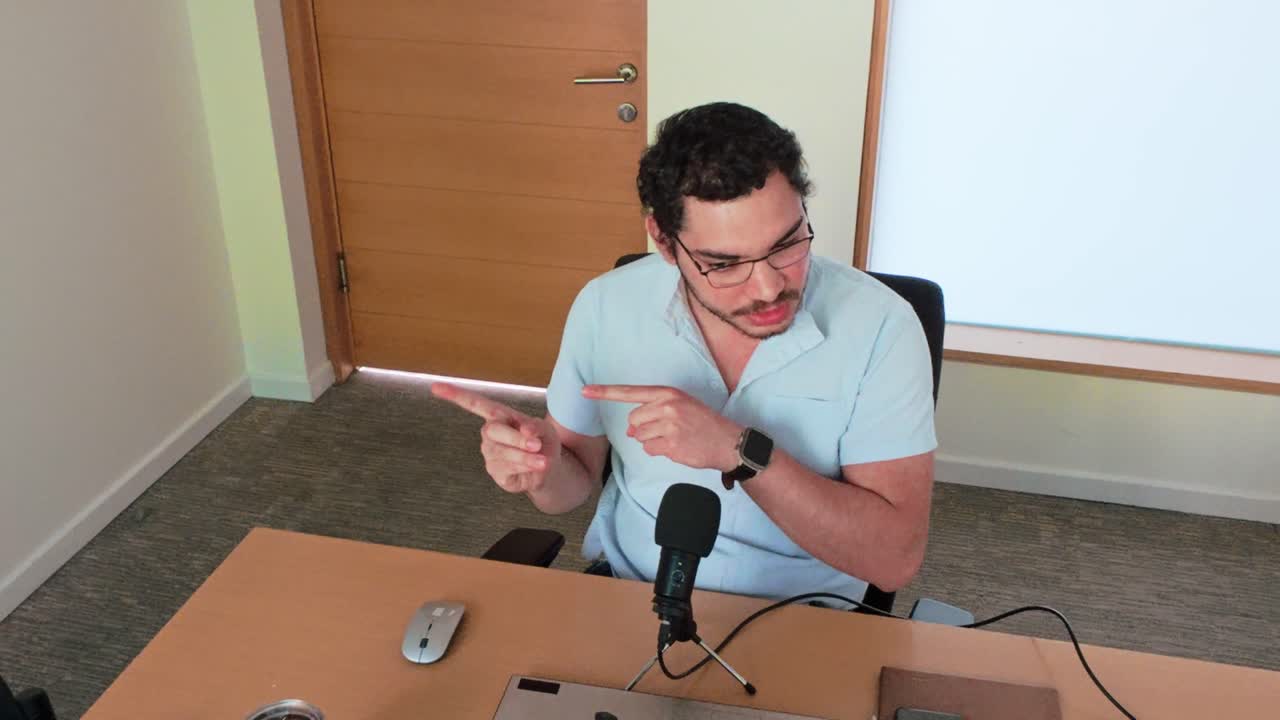Summit virtuale: Giovane uomo che presenta idee