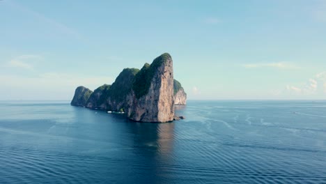 el famoso acantilado de la bahía maya en el horizonte
