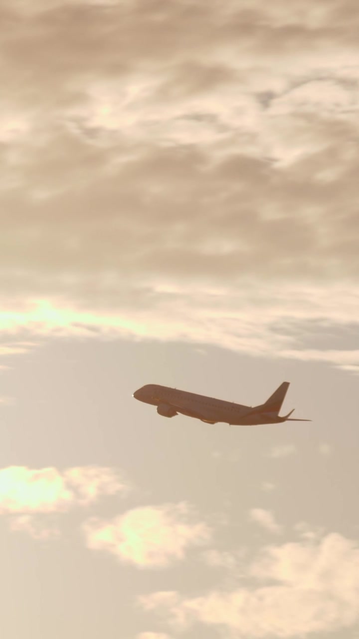 Aereo in volo alla luce del sole serale splendente.