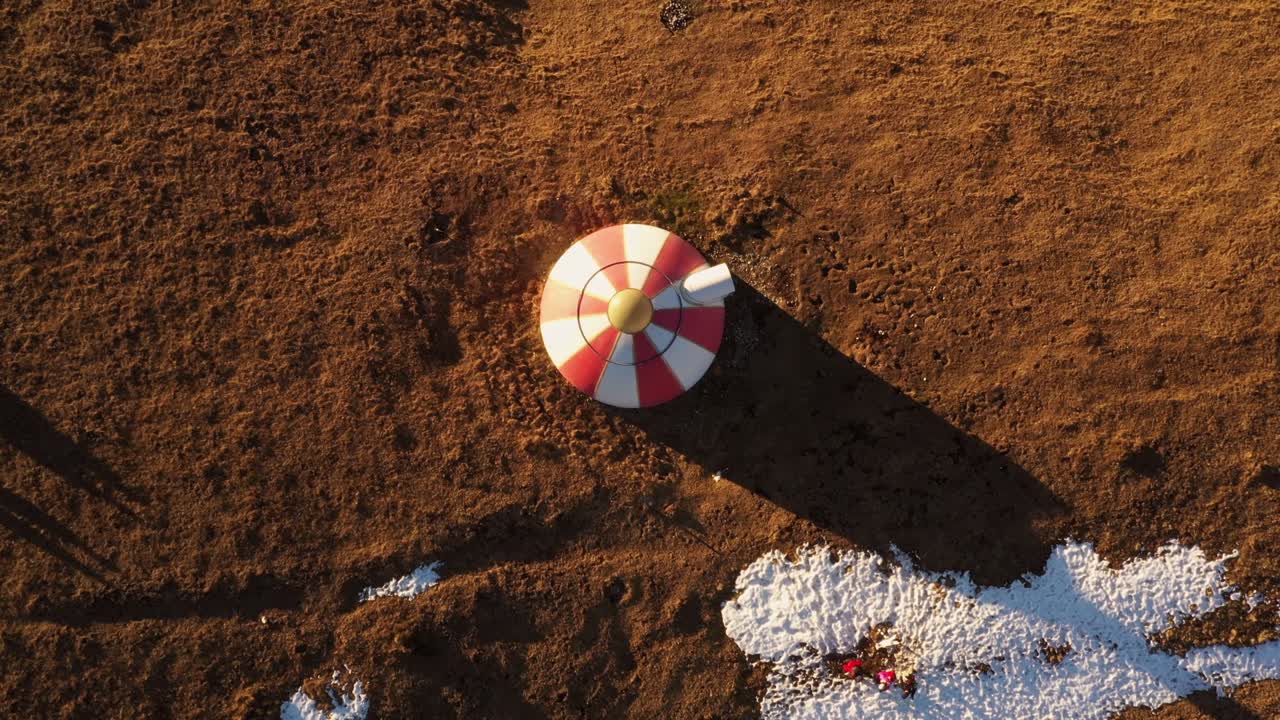 루마니아 부체기 산맥에서 2170m 높이에 있는 바트라나 산 피난처의 4k 드론 클립.