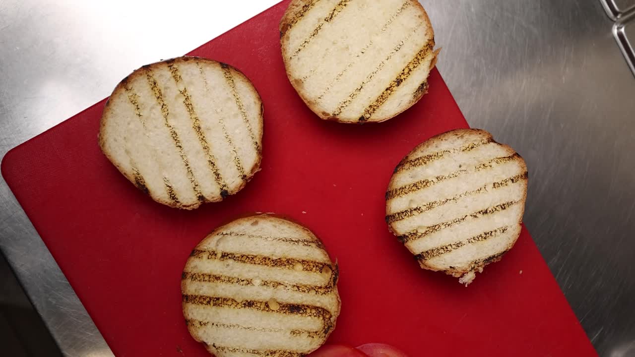 그릴 버거 을 준비하는 것