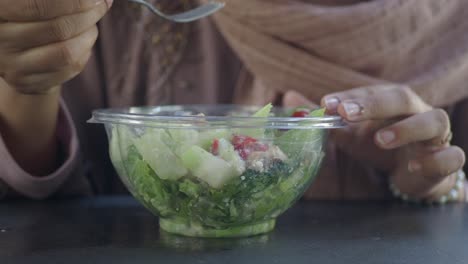 mujer comiendo una ensalada saludable
