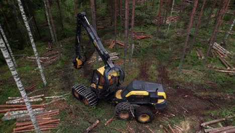 Luftaufnahme-Der-Vorbeifahrenden-Skandinavischen-Forst--Und-Forstmaschine-Ponsse-Scorpion-Harvester,-Aufgenommen-Mit-DJI-Air-2S