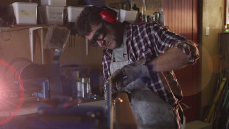 animación de luz brillante sobre el hombre caucásico que trabaja en el taller