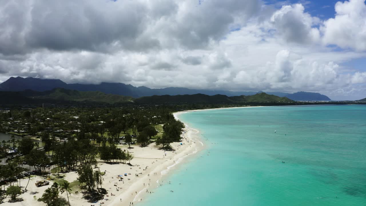 정오에 오아후의  모래 해안선의 드론 촬영