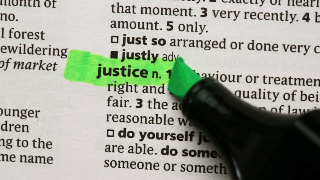 정의는 녹색으로 강조되어 있습니다.