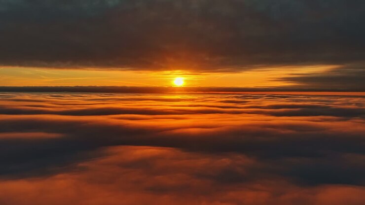 Tramonto sulle nuvole, rilassante, tonalità calde, vista aerea, atmosfera tranquilla