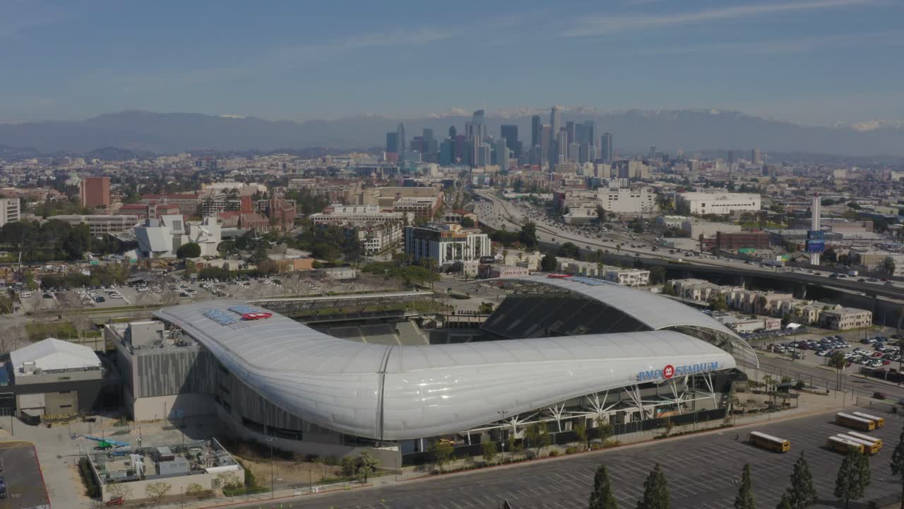 눈 덮인 산이 있는 로스앤젤레스의 멋진 공중 bmo 축구 경기장