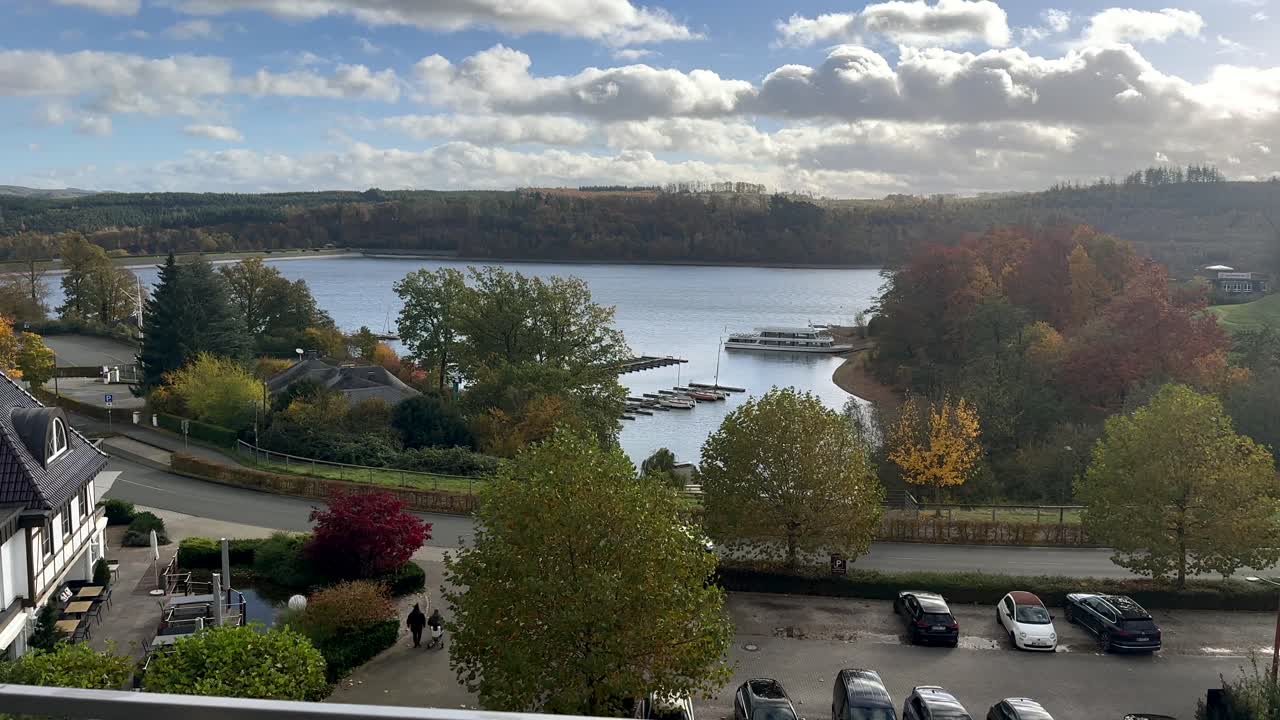 독일의 sorpesee dam의 파노라마 뷰 - 구름이 많은 날 도로에 있는 자동차 - 파닝  공중  - 항구에 페리 선박 주차