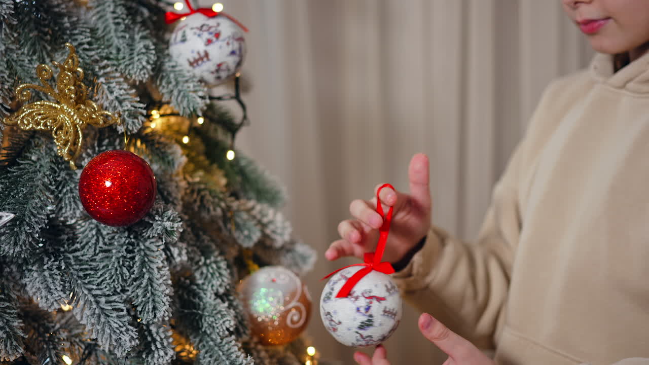 niño decorando el árbol de Navidad