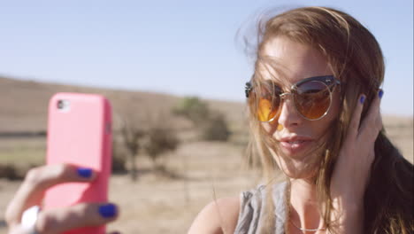 Schöne-Glückliche-Frau,-Die-Ein-Selfie-Auf-Einem-Roadtrip-Im-Cabrio-Macht