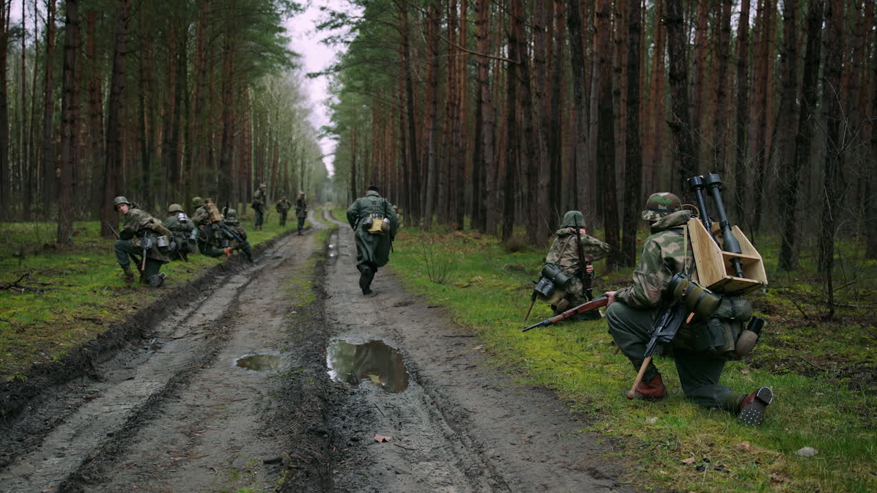 Soldati tedeschi in una foresta durante la Seconda Guerra Mondiale