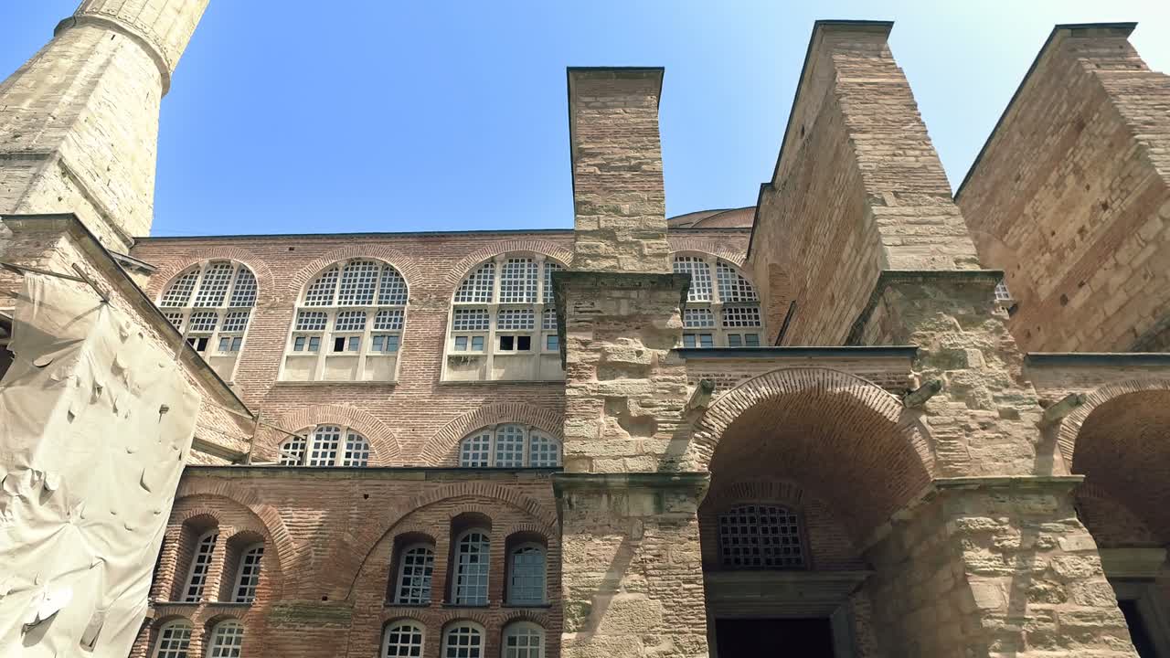 하기아 소피아 (hagia sophia) 는 터키 이스탄불에 있는 건축적 아름다움과 중요한 기념물이다.