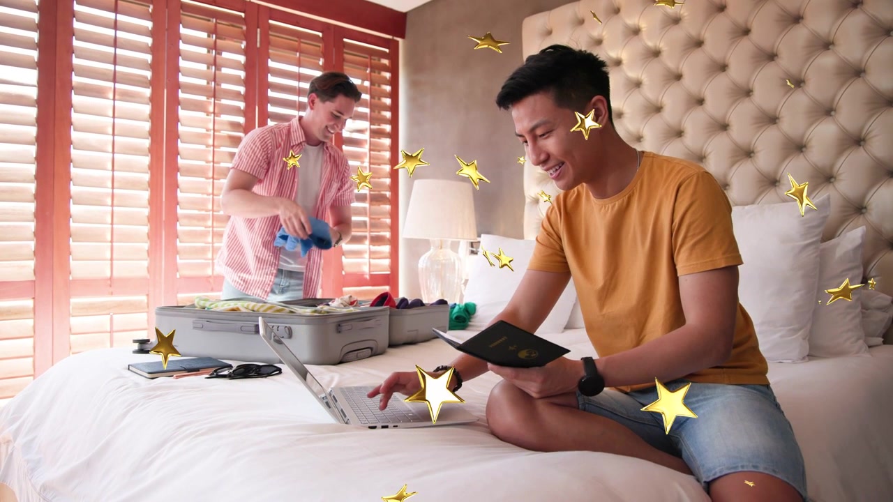 2人の男性が旅行用スーツケースに荷物を詰めている。一人は青いシャツを持ち、もう一人はパスポートを確認しつつノートパソコンを操作している。背景には金色の星が描かれている。