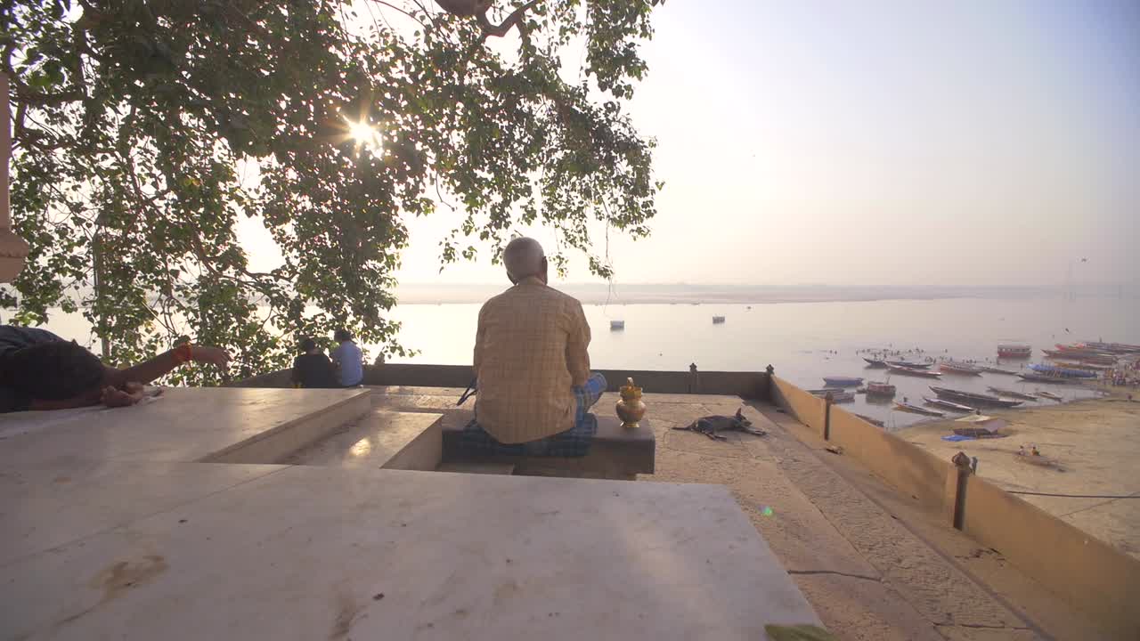 벽에 앉은 사람에게서 멀리 추적