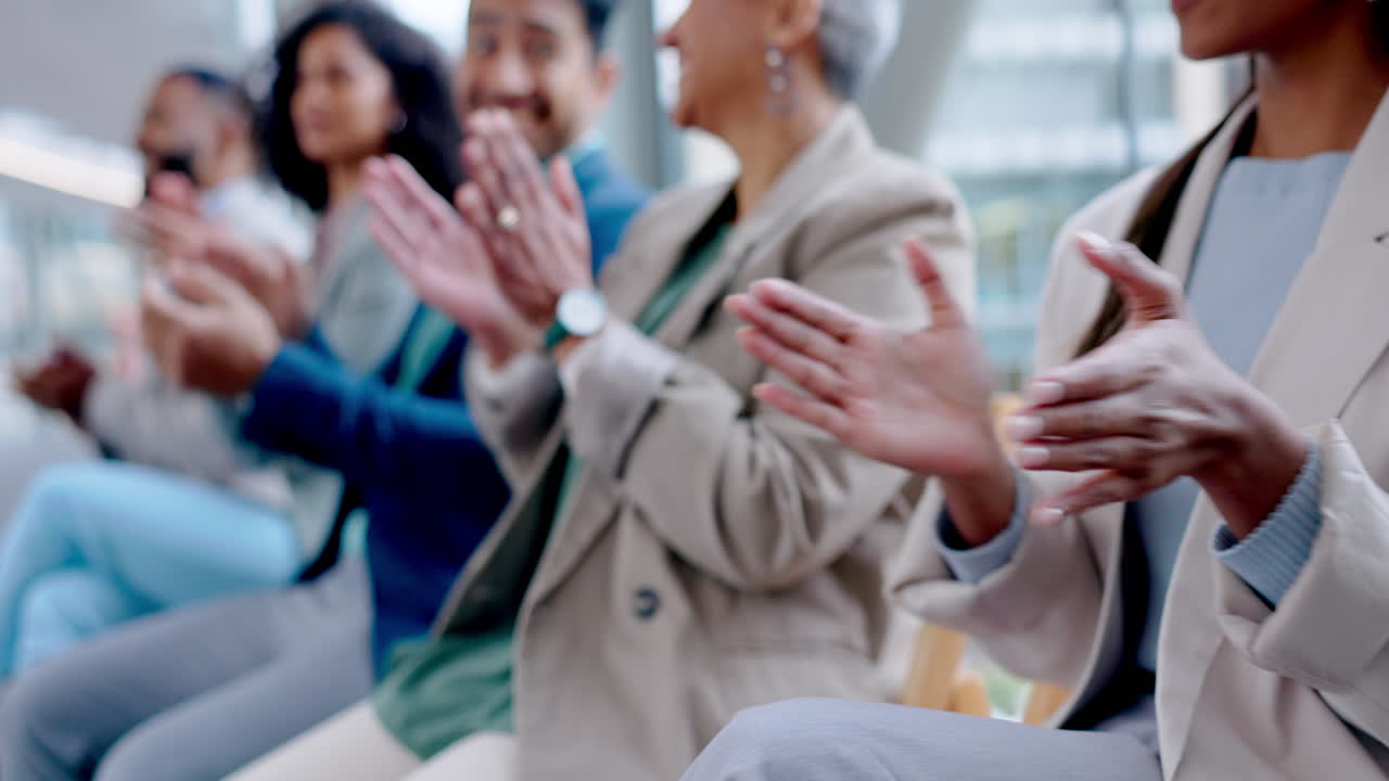 행복한, 보드 줄과 사업 사람들이 박수를