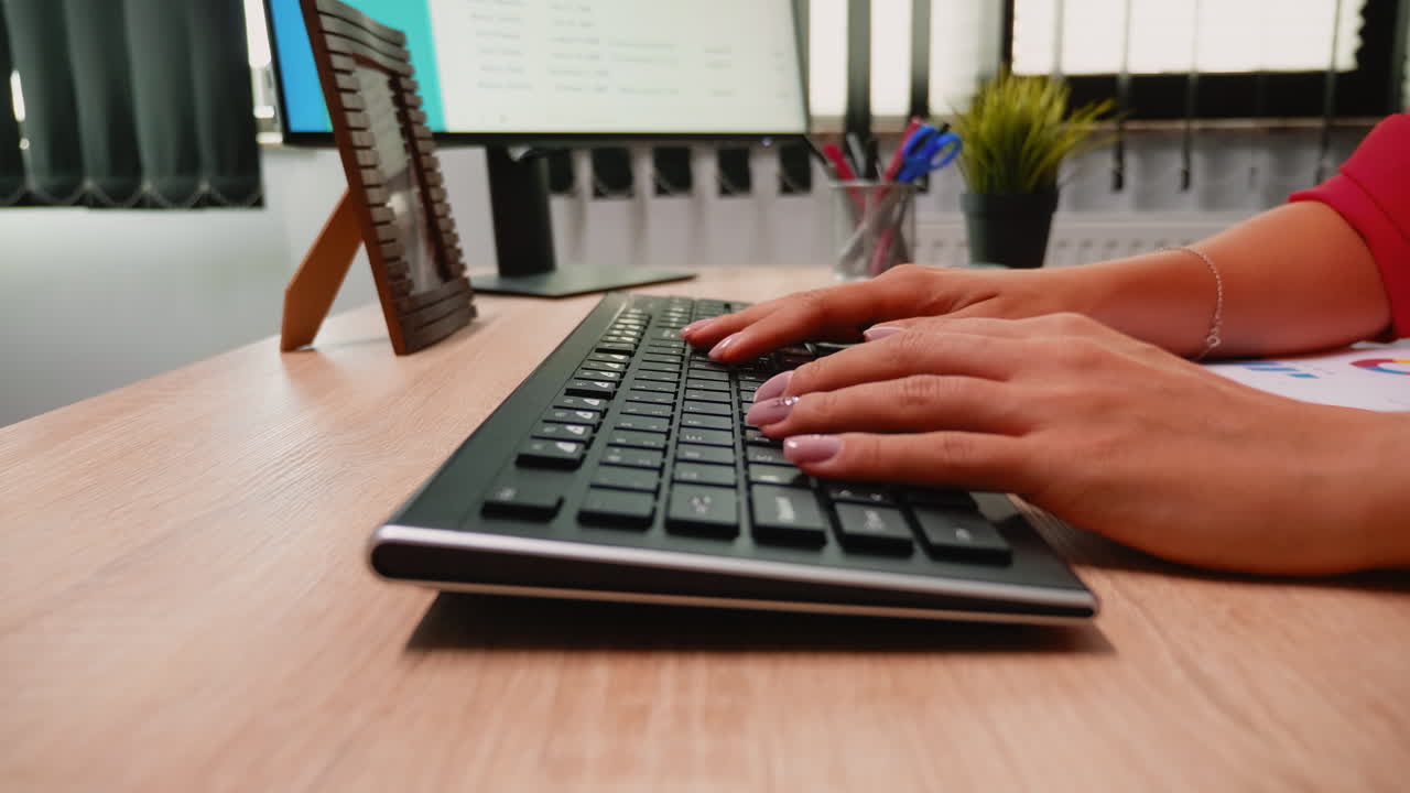 persona escribiendo en el teclado de la computadora