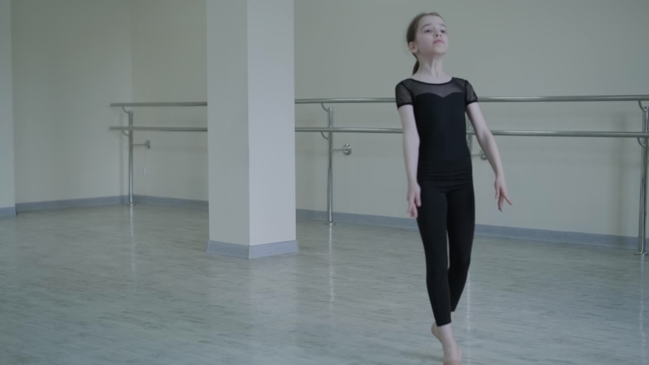 젊은 발레리나 가 스튜디오 에서 춤 을 연습 하고 있다
