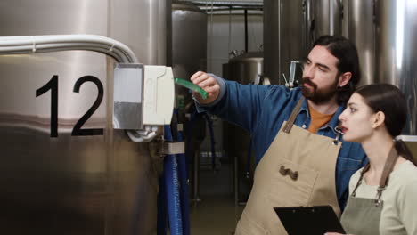 personas que trabajan en una cervecería