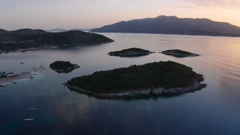 los islotes de ksamil en el mar jónico en el sur de albania, hora del atardecer