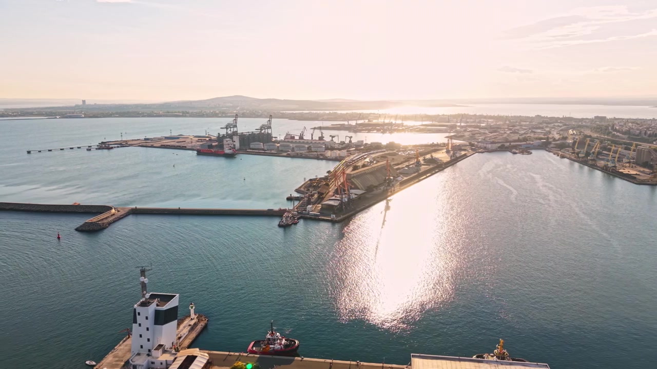 Alba sul porto con navi e gru in un'area portuale industriale