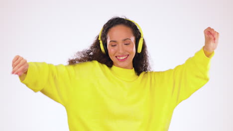 auriculares, baile y mujer en el estudio emocionado