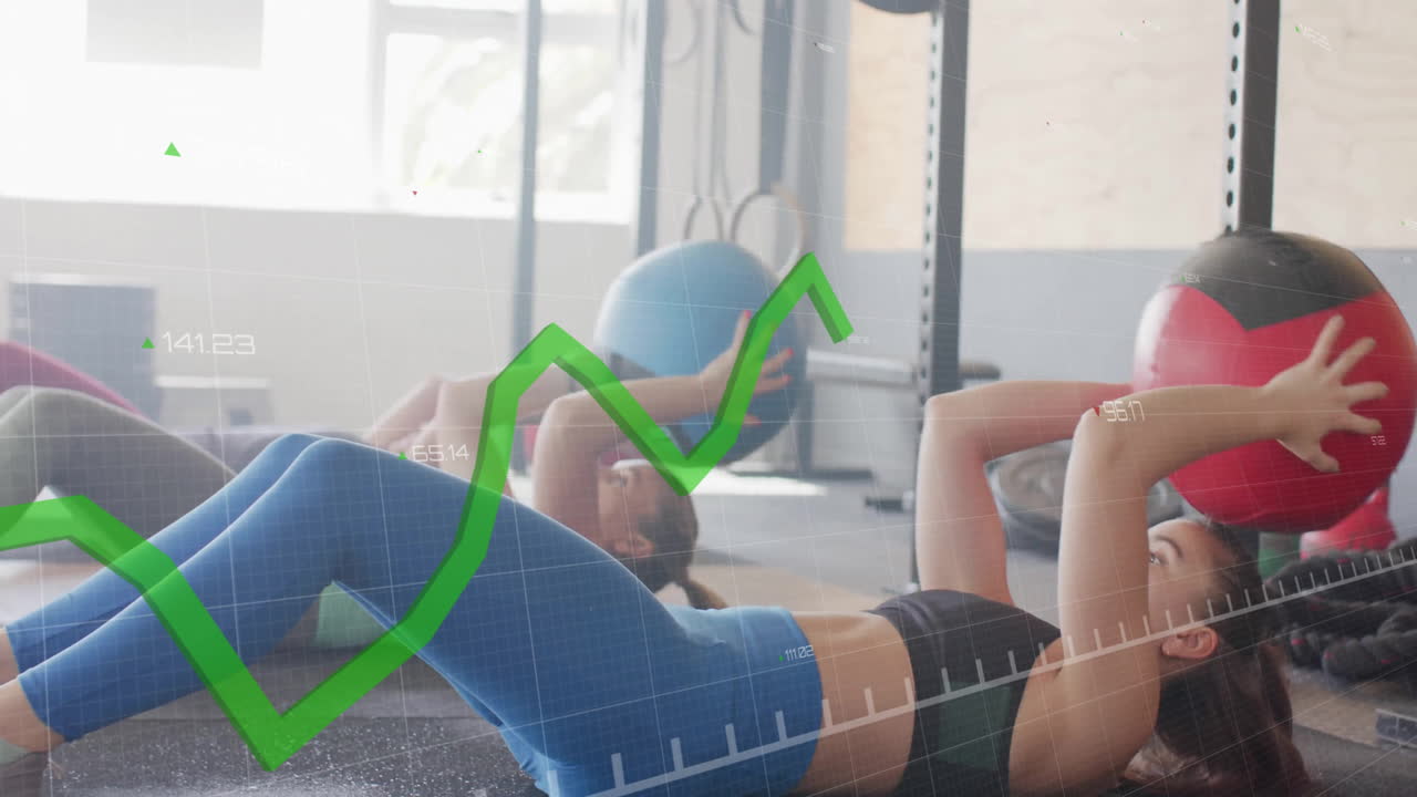 animación de gráficos de datos de fitness sobre mujeres haciendo ejercicio con bolas de medicina en el gimnasio