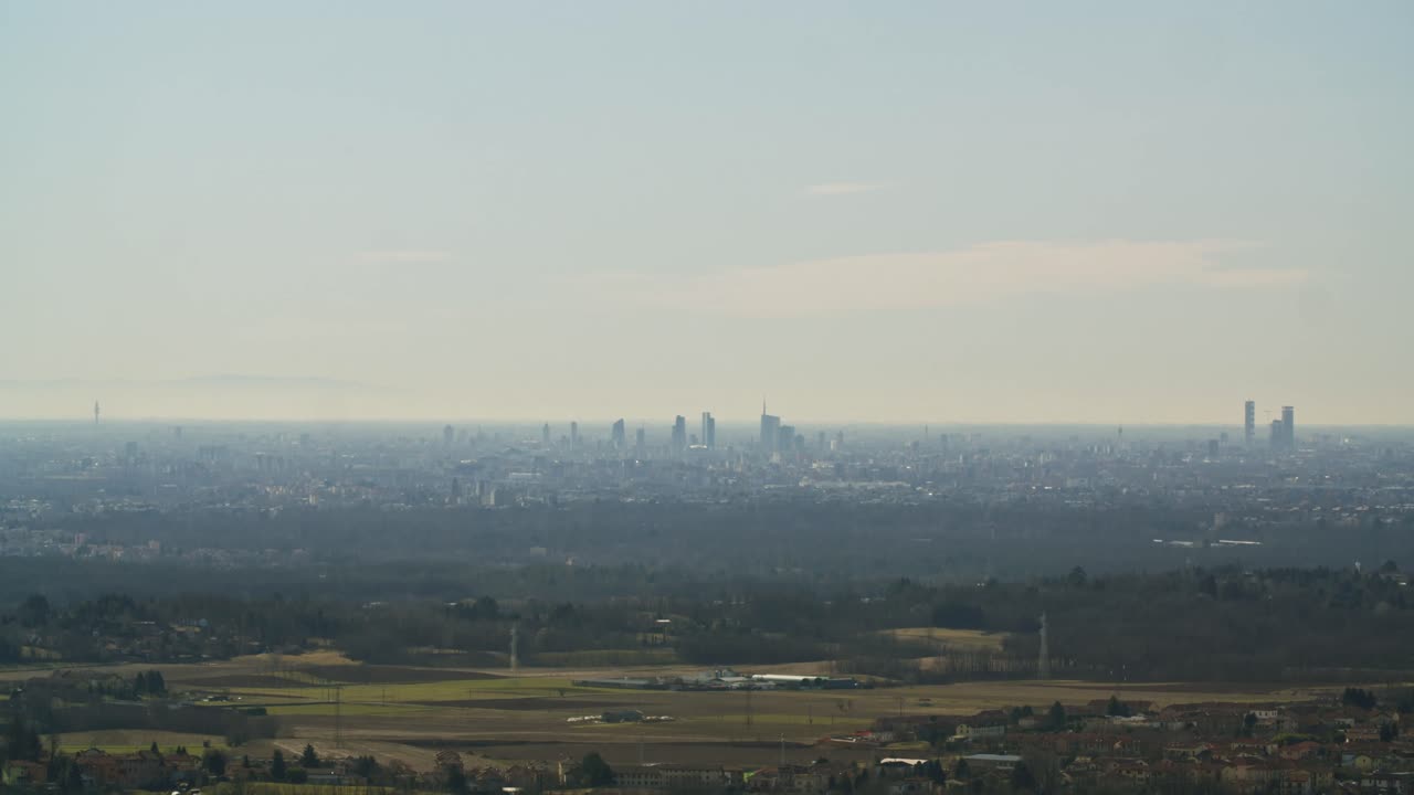 먼 거리에서 밀라노 스카이라인의 틸트 샷