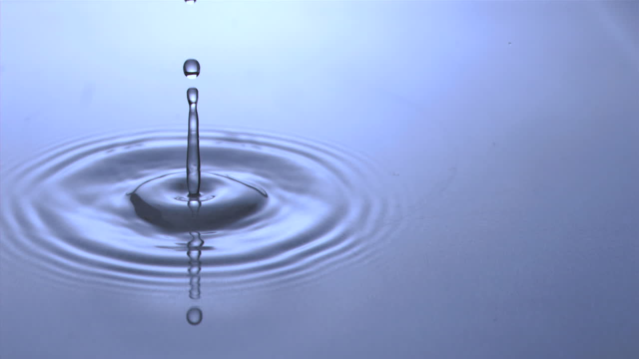 caída en cámara súper lenta haciendo círculos