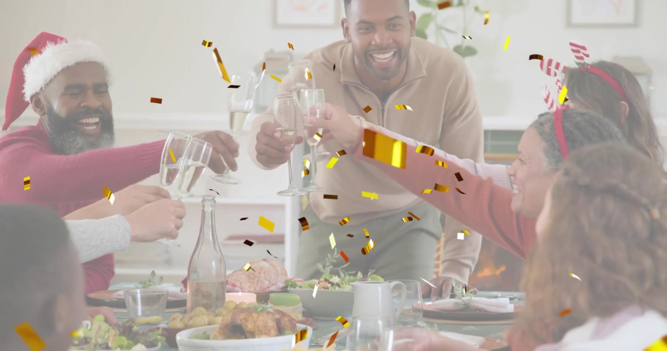 Uomo che si sporge in avanti invitando a un brindisi, famiglia che alza i calici di champagne con coriandoli festivi che fluttuano.