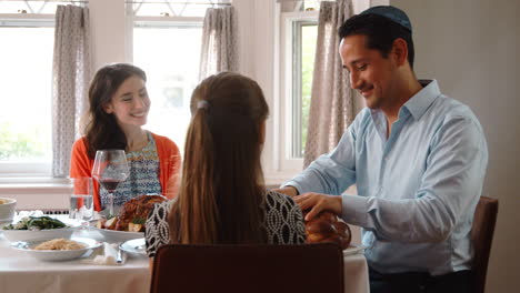 Jüdischer-Mann-Teilt-Challah-Mit-Der-Familie-Am-Schabbat,-Nahaufnahme