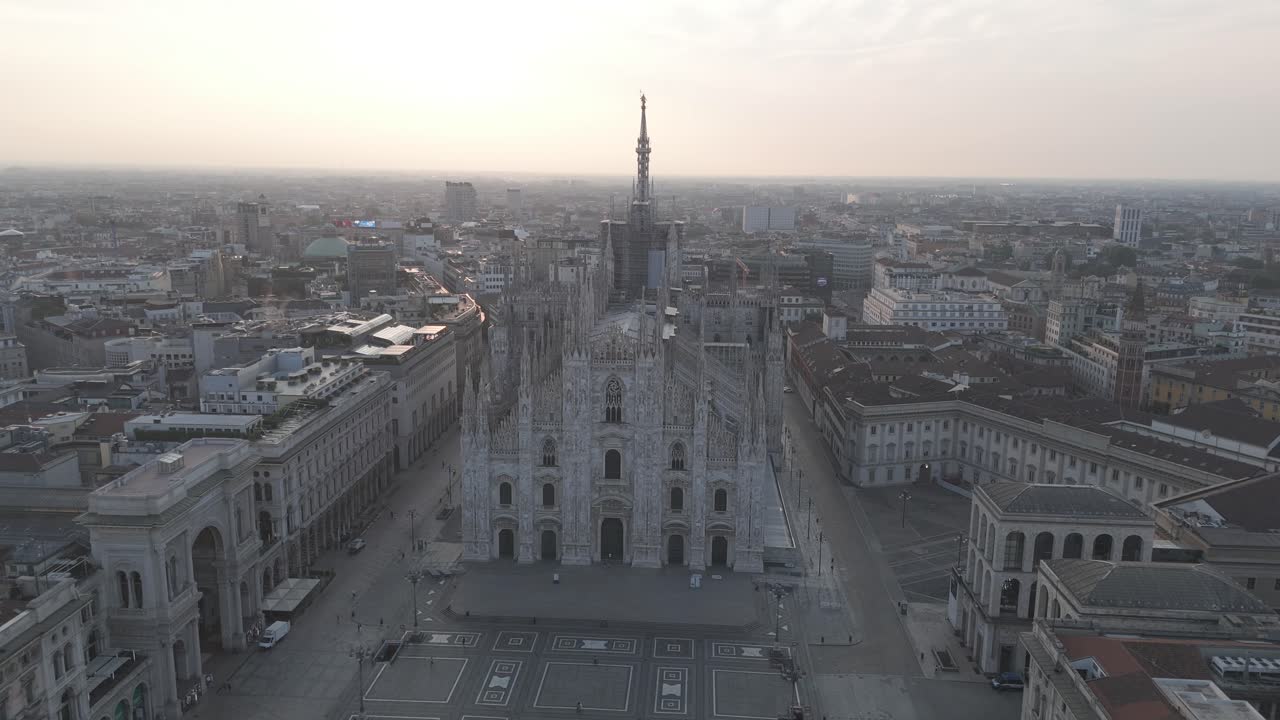 밀라노의 듀오모 (duomo) 의 놀라운 영상: 영화 및 fpv 드론으로 독특한 관점, 숨막히는 세부 사항 및 상징적인 분위기.