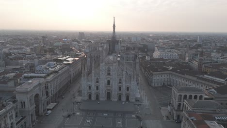 imágenes impresionantes del duomo de milán: perspectivas únicas con drones cinematográficos y fpv. detalles impresionantes y atmósfera icónica.