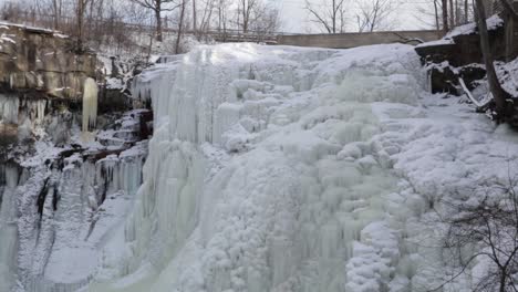 Gefrorener-Wasserfall-An-Einem-Kalten-Tag-Während-Des-Polarwirbels