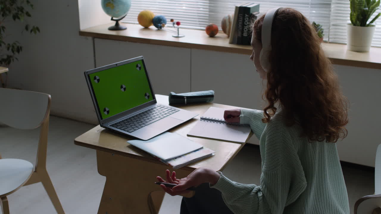 estudiante que estudia en línea