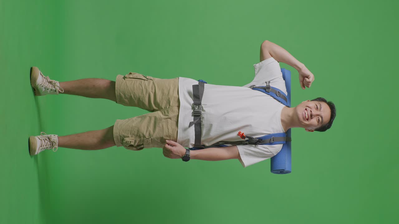 hombre con mochila, emocionado